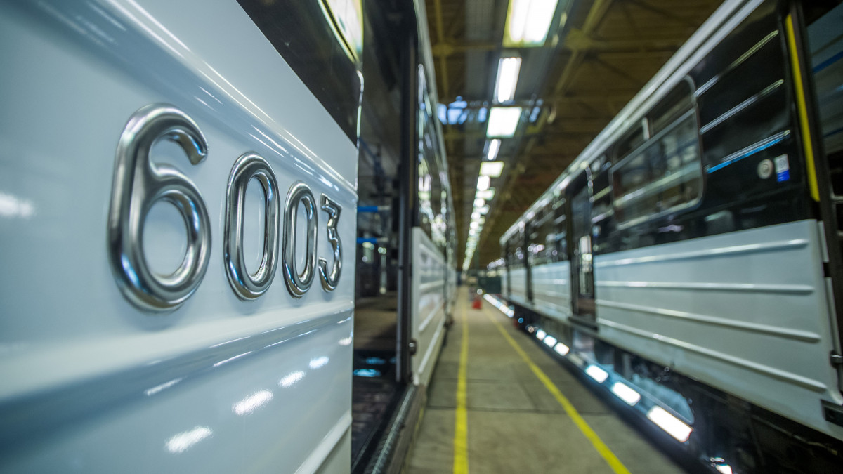 A 3-as metró a felújított szerelvényei a BKV Kőér utcai járműtelepén, ahol sajtótájékoztatót tartott a kocsik műszaki állapotáról Héri József, a BKV Metró Üzemigazgatóságának vezetője 2020. január 22-én.
