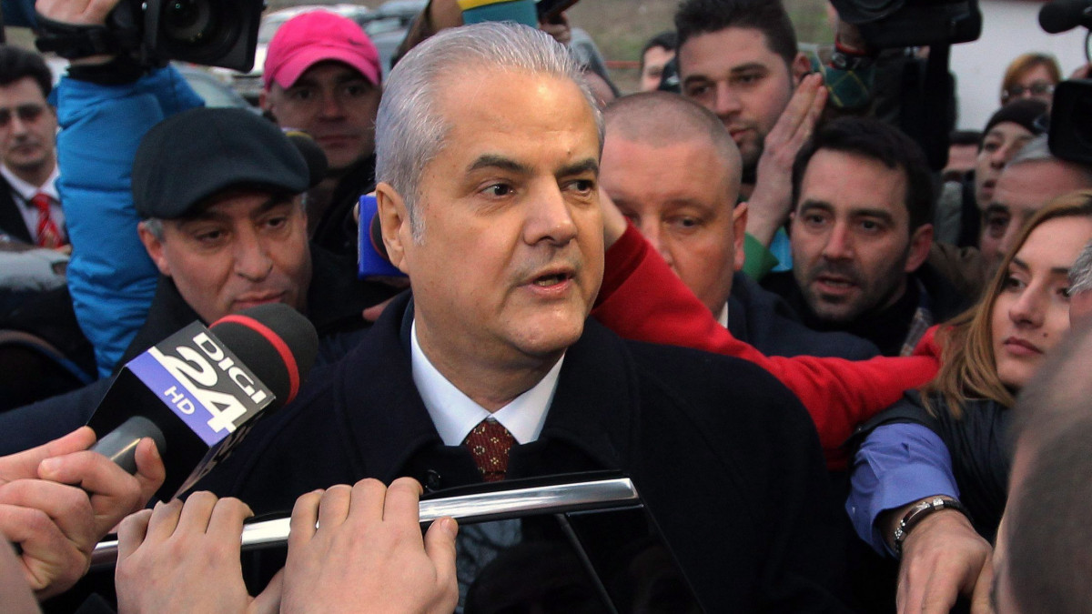 Újságíróknak nyilatkozik Adrian Nastase volt román miniszterelnök feltételes szabadlábra helyezése után Bukarestben 2013. március 18-án.