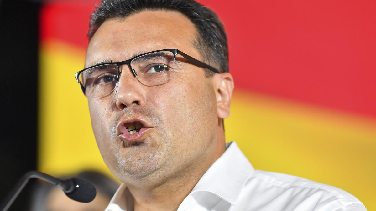 Zoran Zaev volt miniszterelnök, a Macedóniai Szociáldemokrata Szövetség (SDSM) elnöke támogatóihoz beszél az előrehozott észak-macedóniai parlamenti választások estéjén Szkopjéban 2020. július 15-én.  Az észak-macedóniai parlamenti választásokat a kormányzó szociáldemokrata szövetség nyerte. Az SDSM a szavazatok 35,85 százalékát kapta, alig másfél százalékkal előzve meg a voksok 34,49 százalékát megszerző jobboldali Belső Macedón Forradalmi Szervezet - Macedón Nemzeti Egység Demokratikus Pártját (VMRO-DPMNE).