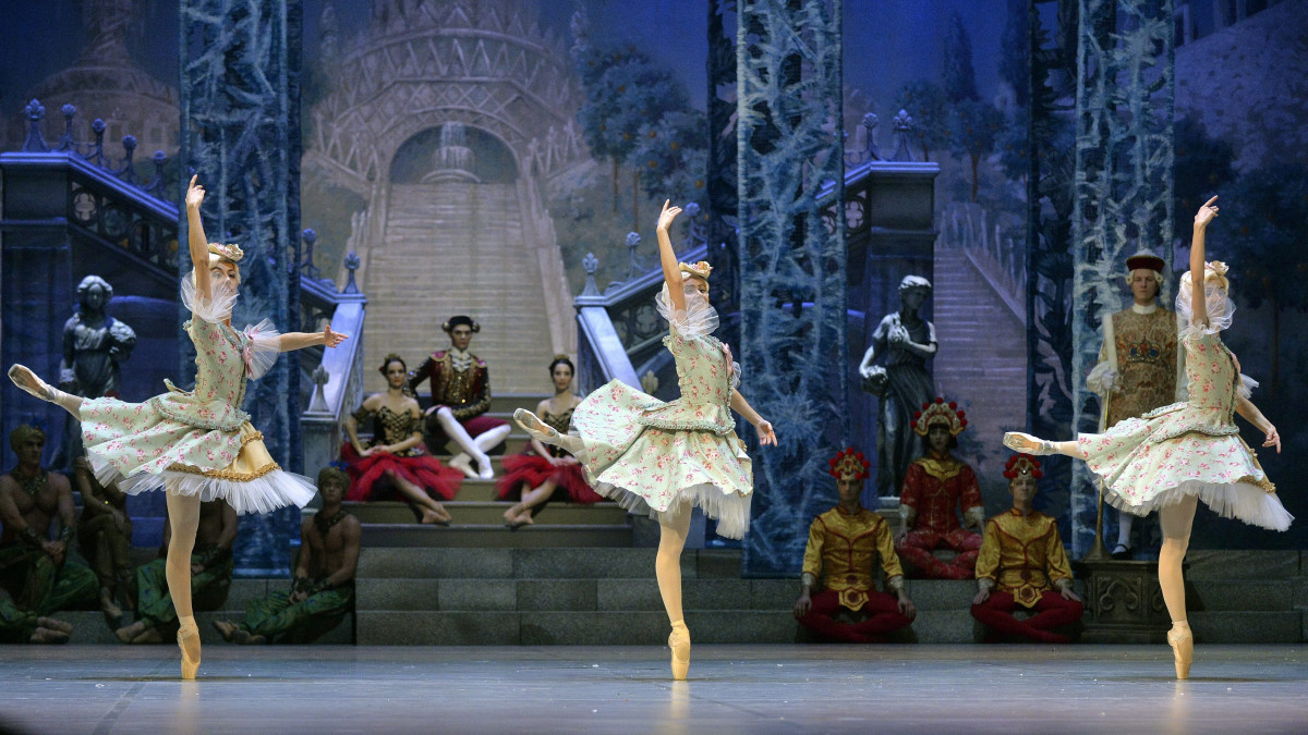 Jelenet Csajkovszkij A diótörő című balettjének próbáján az Operaházban 2015. november 24-én. A darabot Wayne Eagling és Solymosi Tamás koreografálásában november 28-án mutatják be.