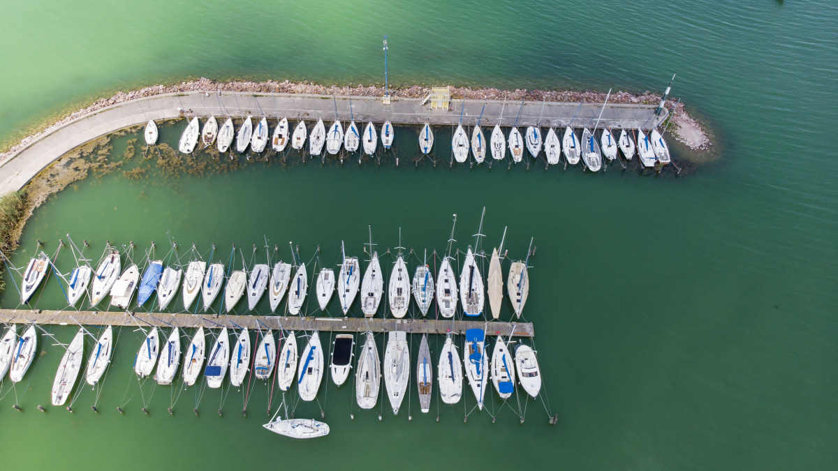 A balatonföldvári kikötő részlete 2018. június 1-jén. A Balaton egyik legnagyobb vitorláskikötője több mint 400 férőhelyes.