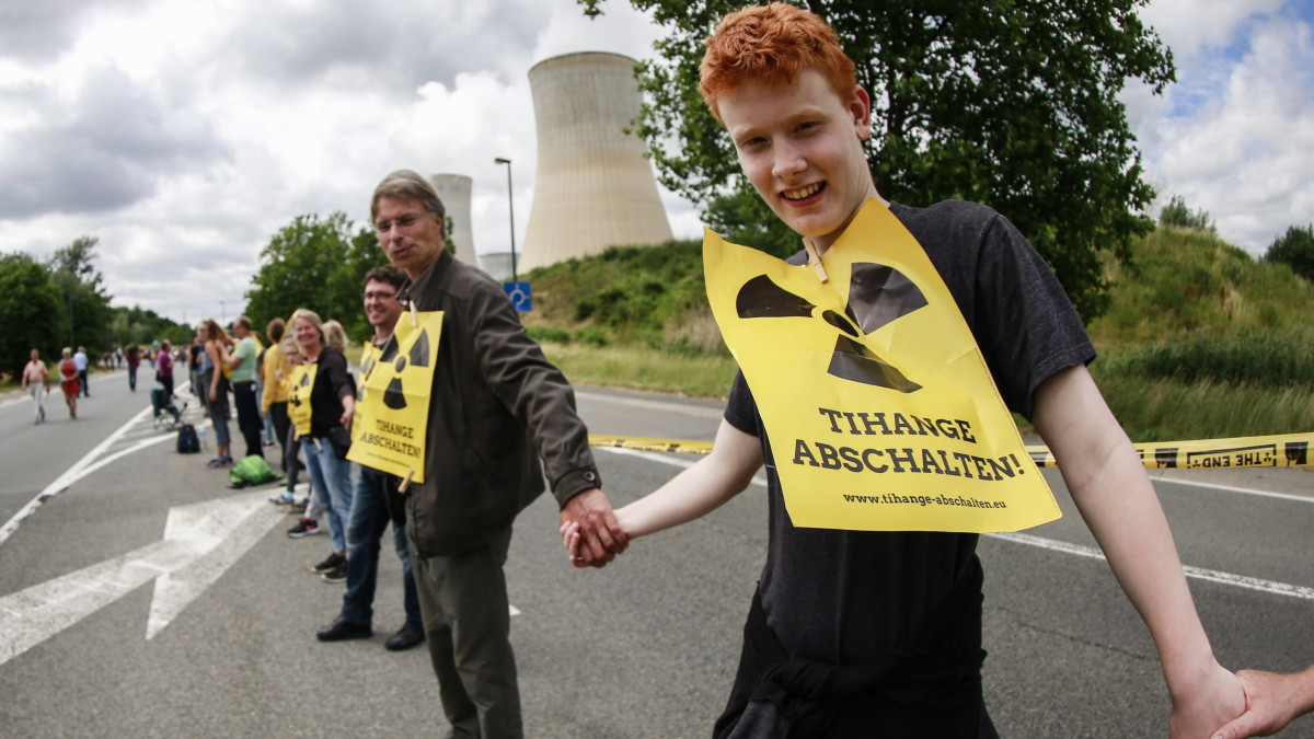 Tihange, 2017. június 25.Résztvevők élőlánccal tiltakoznak a belgiumi tihangei atomerőmű működése ellen 2017. június 25-én. Tiltakozók ezrei Tihangéből a holland Maastrichot át a németországi Aachenig mintegy 90 km-es élőláncot alkotva követelik a Tihange 2-es és a Doel 3-as reaktorok leállítását. (MTI/EPA/Olivier Hoslet)