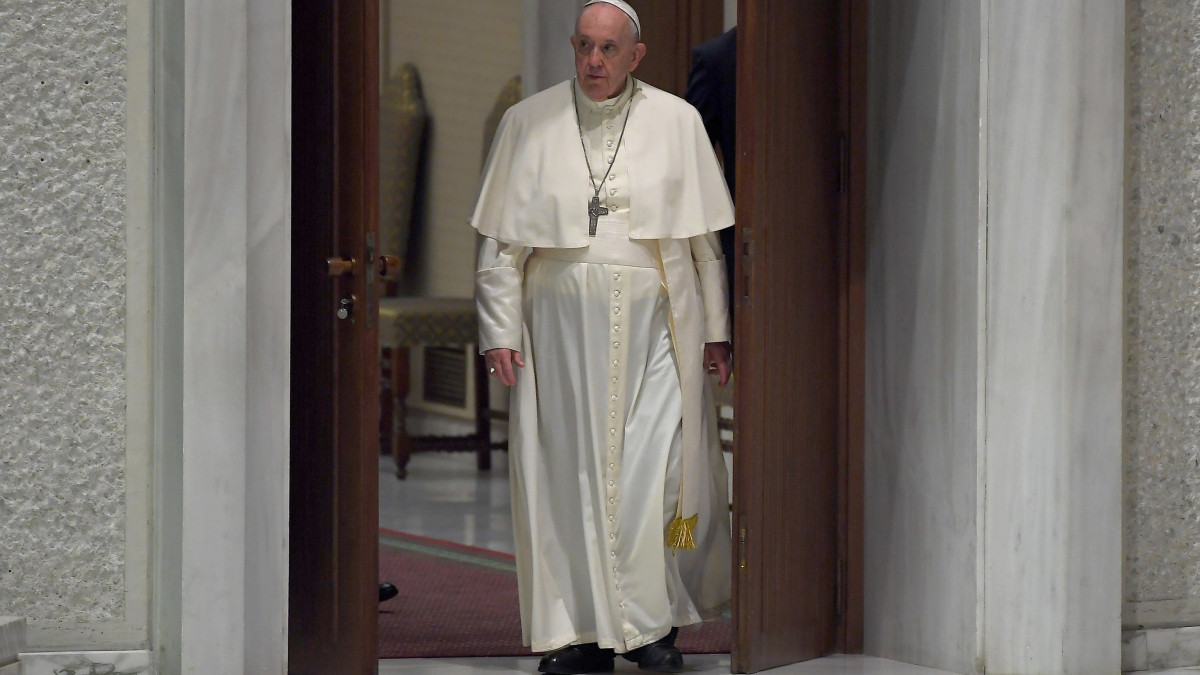 Ferenc pápa heti általános audienciájára érkezik a Vatikán VI. Pál pápa termében 2021. szeptember 29-én.