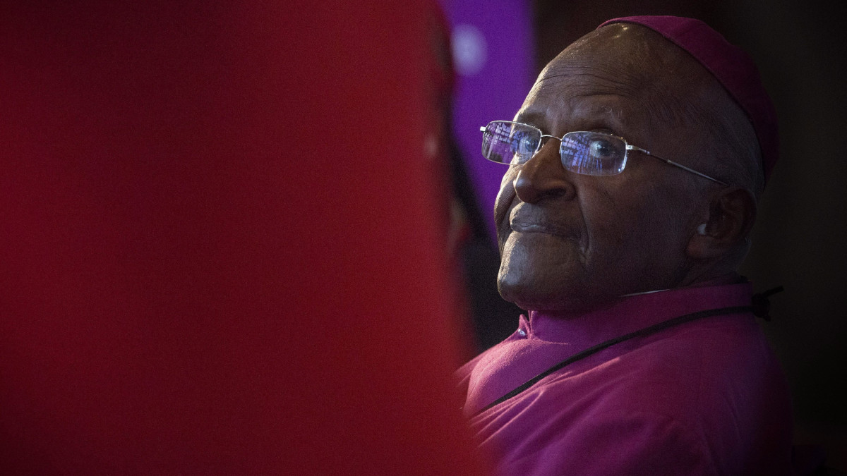 Desmond Tutu Nobel-békedíjas nyugalmazott dél-afrikai anglikán érsek a Soweto városban 1976-ban történt diákmészárlás 40. évfordulója emlékére tartott ifjúsági rendezvényen Fokvárosban 2016. június 16-án, a dél-afrikai ifjúság napján.