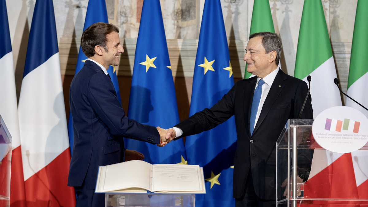 ROME, ITALY - NOVEMBER 26: (----EDITORIAL USE ONLY Ă˘ MANDATORY CREDIT - ITALIAN PRIME MINISTRY/ PALAZZO CHIGI/ HANDOUT - NO MARKETING NO ADVERTISING CAMPAIGNS - DISTRIBUTED AS A SERVICE TO CLIENTS----) I French President Emmanuel Macron (L) and Italian Prime Minister Mario Draghi shake hands at the end of a joint press conference after signing the Quirinal Treaty between Italy and France, which aims to provide a stable and formalised framework for cooperation in relations between the two countries, at Villa Madama in Rome, on November 26, 2021. (Photo by Italian Prime Ministry / Palazzo Chigi/Anadolu Agency via Getty Images)