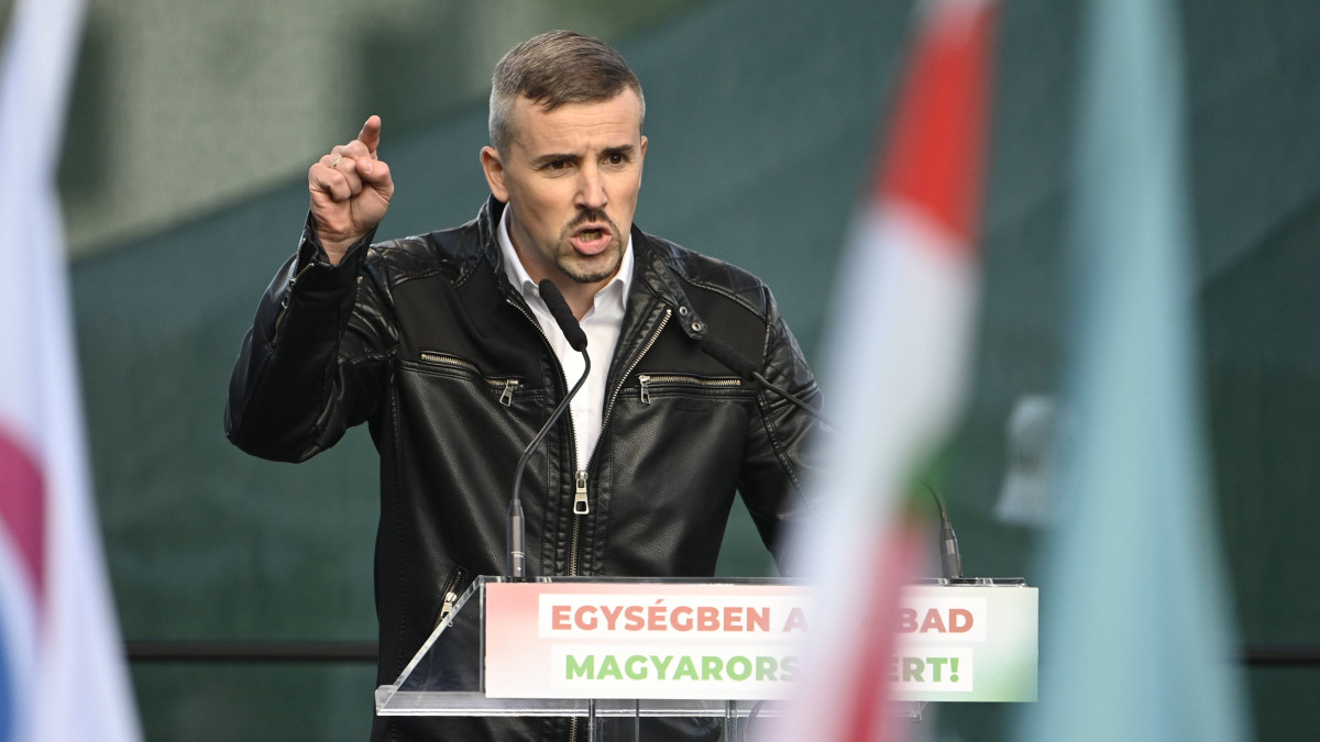 Jakab Péter, a Jobbik elnöke, a párt korábbi miniszterelnök-jelöltje beszédet mond az ellenzéki pártok Egységben a szabad Magyarországért! címmel tartott megemlékezésén, az Andrássy úton az 1956-os forradalom és szabadságharc 65. évfordulóján, 2021. október 23-án.