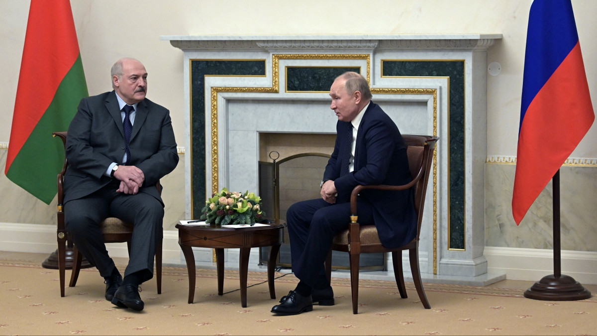  Aljakszandr Lukasenka fehérorosz elnök (b) és Vlagyimir Putyin orosz államfő megbeszélést folytat a Szentpétervár közelében fekvő Sztrelna Konsztantyin-palotájában 2021. december 28-án.