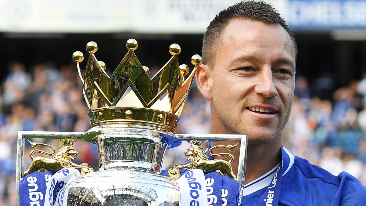 London, 2017. május 21.A csapattól távozó John Terry, a Chelsea csapatkapitánya a bajnoki trófeával az angol első osztályú labdarúgó-bajnokságban játszott Chelsea-Sunderland mérkőzés végén a londoni Stamford Bridge Stadionban 2017. május 21-én. (MTI/EPA/Andy Rain)