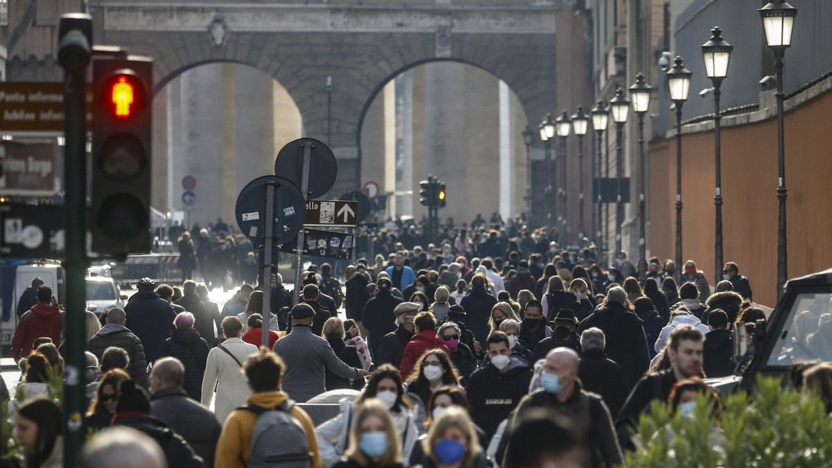 Sétáló emberek Róma központjában 2021. december 27-én. A koronavírus omikron változatának terjedése miatt újra kötelezővé tették a védőmaszk használatát kültéren is.