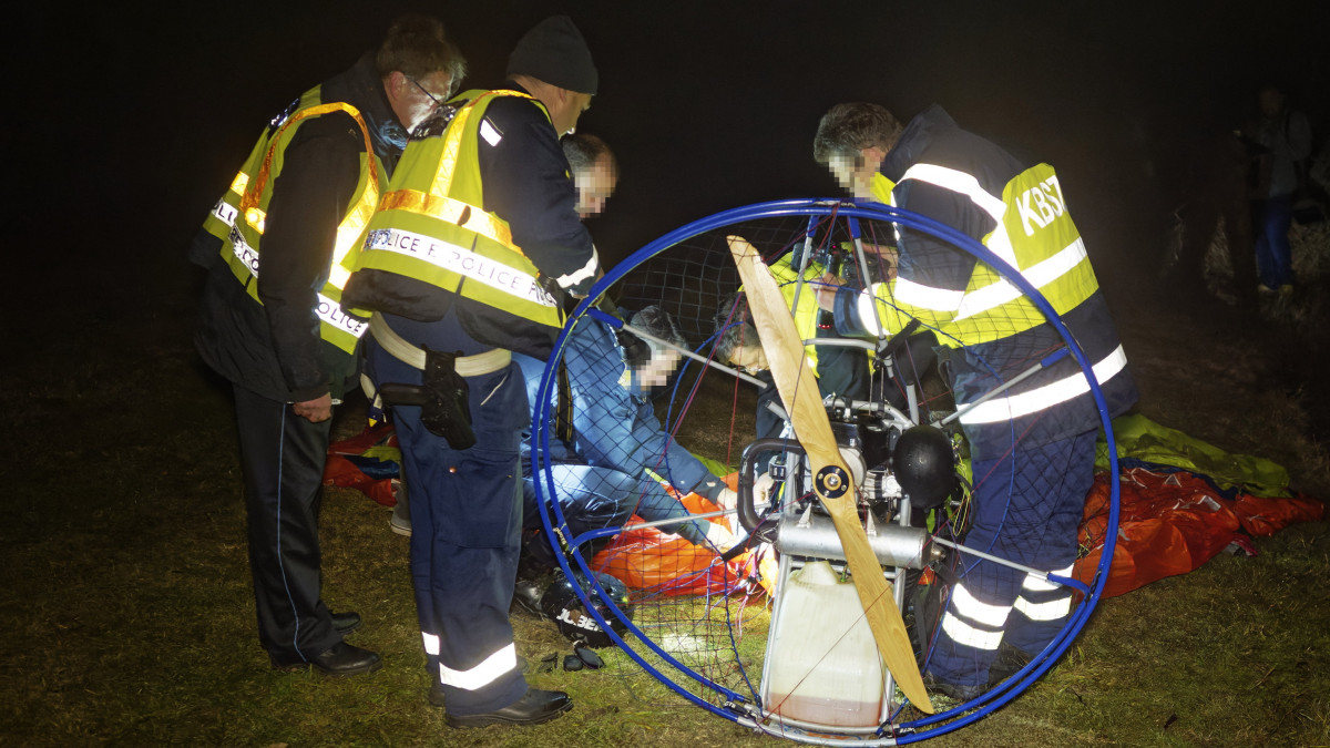 Motoros siklóernyőt vizsgálnak a kiskunmajsai horgásztónál, ahol a vízbe zuhant egy siklóernyős 2021. december 30-án. A járművet vezető férfit a mentők válságos állapotban szállítottak a kiskunhalasi kórházba.