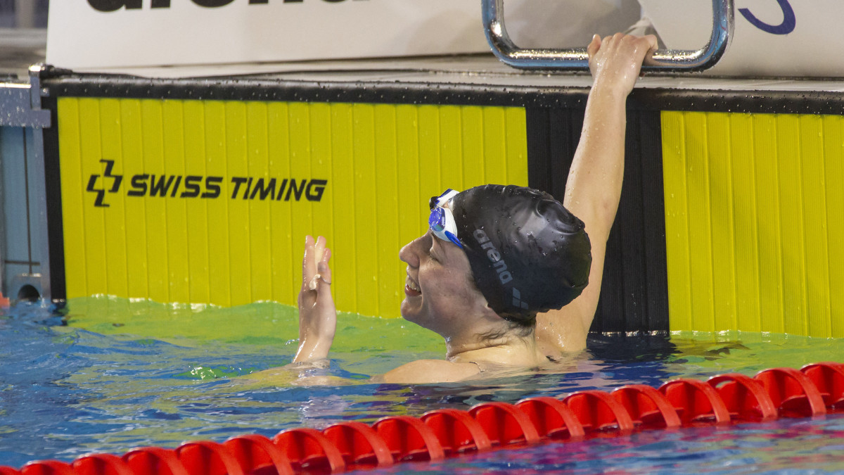 A győztes Szilágyi Gerda a célban női 100 méteres hátúszás döntőjében az úszók kaposvári olimpiai kvalifikációs országos bajnokságán a Csik Ferenc Versenyuszodában 2020. december 9-én.
