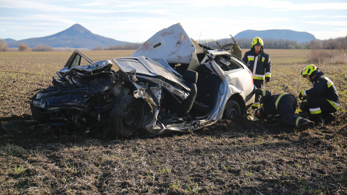 Ütközésben összeroncsolódott személyautó Tapolca közelében a 7345-ös számú út vasúti átjárójánál 2022. január 1-jén. A személygépkocsi egy vonattal ütközött. Az autóban négy ember meghalt, egy életveszélyes sérülést szenvedett.