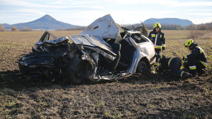 Négyes tragédia - óriásit repült a vonattal ütköző autó (képek)