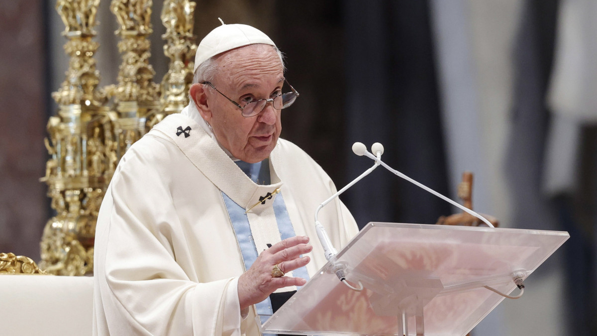 Ferenc pápa a vatikáni Szent Péter-bazilikában tartott újévi misén 2022. január 1-jén.