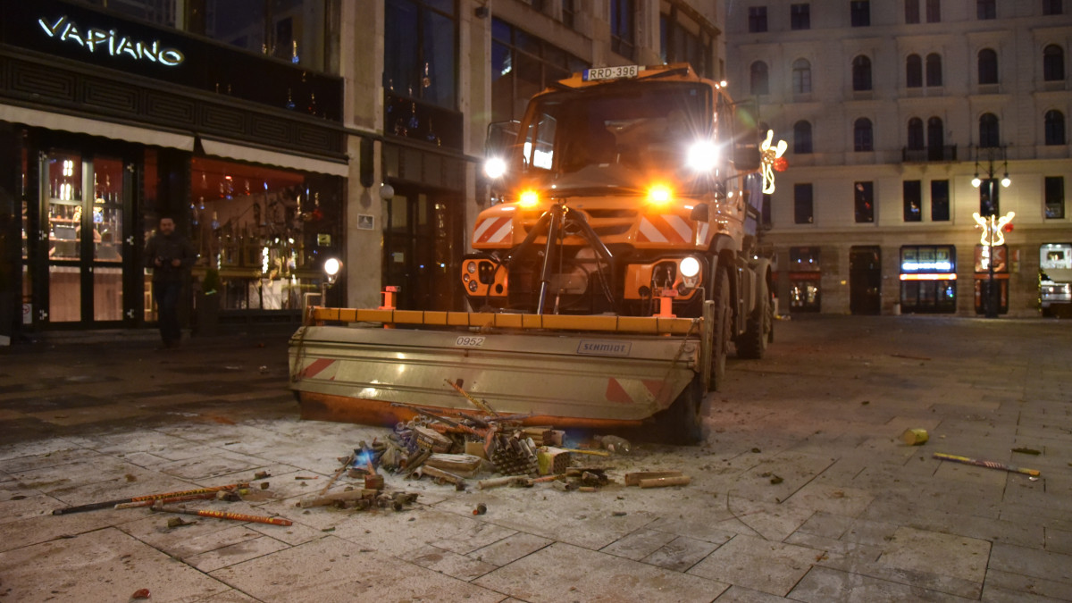 Közel 200 köbméternyi szemét maradt Budapest utcáin a szilveszterezők után - képek