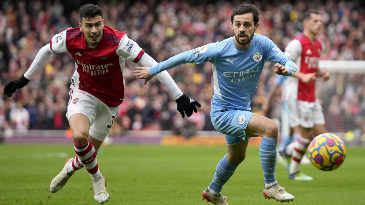 Gabriel Martinelli, az Arsenal (b) és Bernardo Silva, a Manchester City játékosa az angol első osztályú labdarúgó-bajnokságban játszott mérkőzésen Londonban 2022. január elsején.