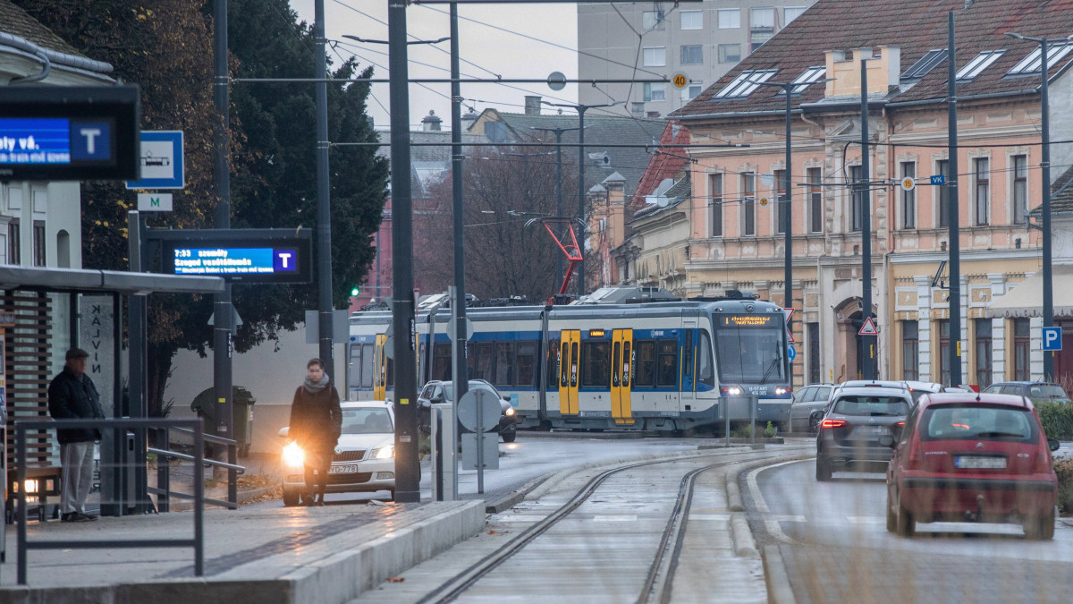 Utasokat szállító tram-train hódmezővásárhelyen 2021. november 29-én. Ezen a napon indult a Hódmezővásárhely-Szeged tram-train (villamosvasút), az utasok április közepéig ingyen utazhatnak a két város között. A tram-trainnel a két város központja 35 perc távolságra kerül egymástól, az utasok a lakásukhoz legközelebbi megállóban, villamosmegállóban felszállva eljuthatnak a másik város központjába.