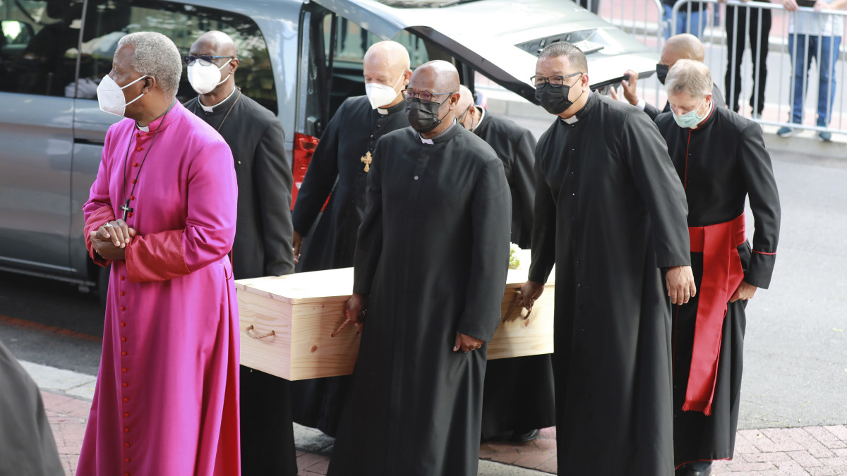 Lelkészek viszik a 90 éves korában elhunyt Desmond Tutu Nobel-békedíjas dél-afrikai anglikán egyházi vezető koporsóját a fokvárosi Szent György-székesegyházba 2021. december 30-án. Ravatalánál két napon át vehetnek végső búcsút tőle tisztelői. Dél-Afrikában egyhetes nemzeti gyászt tartanak a december 26-án elhunyt Tutu tiszteletére.