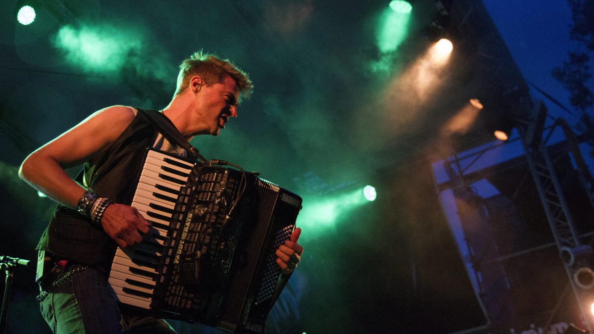 Babicsek Bernát, művésznevén Bernie Bellamy harmonikás a Paddy and the Rats együttes koncertjén a soproni Volt fesztivál első napján, 2014. július 2-án este.