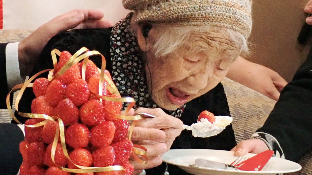 A 116 éves japán Tanaka Kane epres tortát eszik egy fukuokai öregotthonban tartott ünnepségen, amelynek keretében a Guinness Világrekordok a világ legöregebb emberévé nyilvánítja őt 2019. március 10-én.