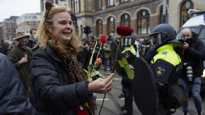 Koronavírus: rohamrendőrök oszlattak fel egy népes nem engedélyezett tüntetést Amszterdamban – videók