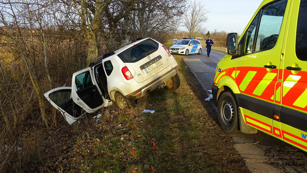 Út menti fának csapódott személygépkocsi Tiszaalpár és Kiskunfélegyháza között 2022. január 2-án. A balesetben a járművet vezető férfi életét vesztette.