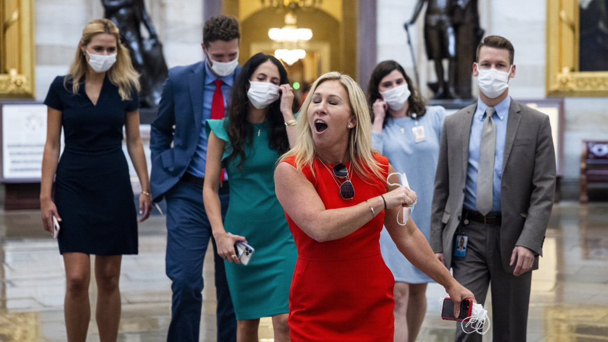 Marjorie Taylor Greene georgiai republikánus képviselő leveszi koronavírus elleni védőmaszkját, miközben átmegy a washingtoni törvényhozás épületének, a Capitoliumnak egyik oldaláról a másikra 2021. július 30-án. A maszk viselése július 27-től csak a képviselőházban kötelező, míg a szenátusban nem.