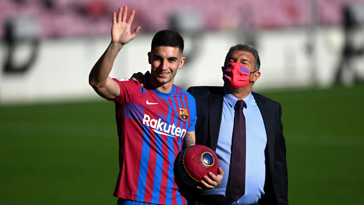 BARCELONA, SPAIN - JANUARY 03: Ferran Torres and FC Barcelona president Joan Laporta acknowledge the fans as he is presented as a FC Barcelona player at Camp Nou on January 03, 2022 in Barcelona, Spain. (Photo by David Ramos/Getty Images)