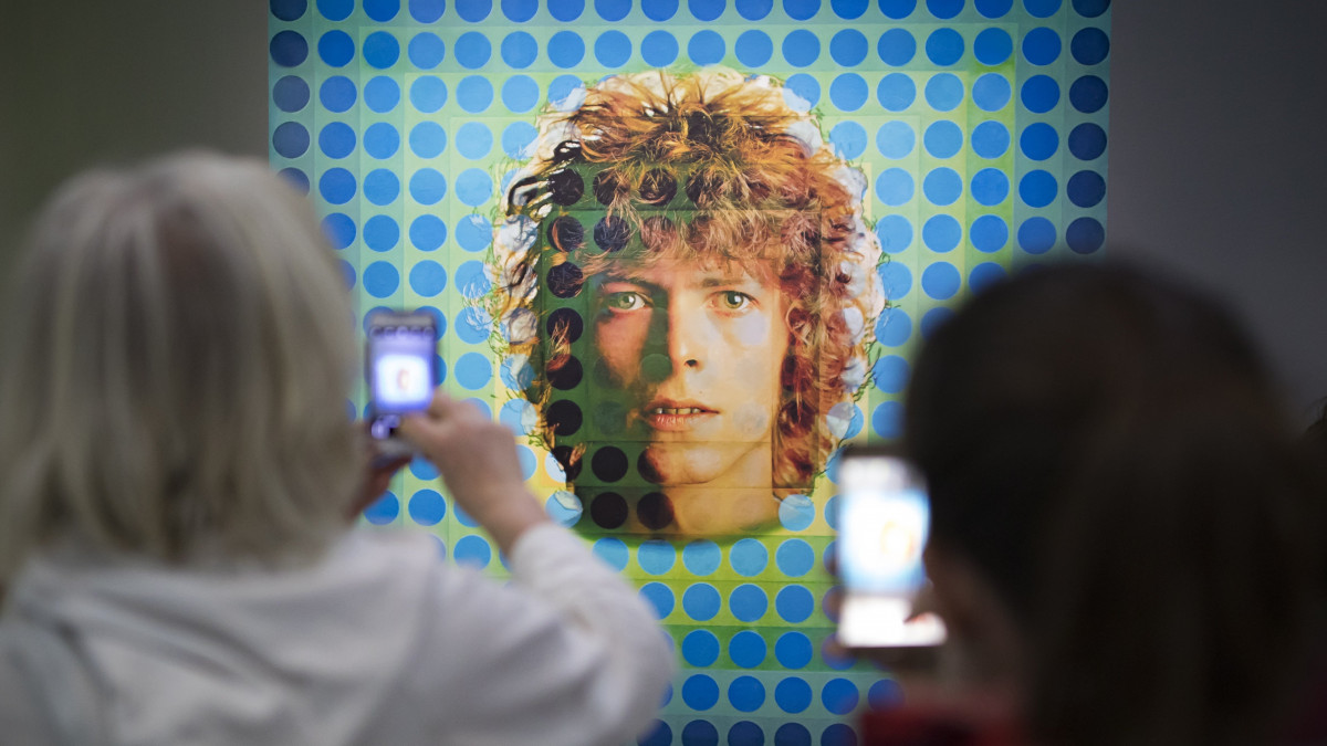 Victor Vasarely néhai magyar művész David Bowie című alkotását fényképezik látogatók a Sharing Forms című kiállításon a párizsi Pompidou kulturális központban 2019. február 8-án, a megnyitó után két nappal. Az optikai festészet legjelentősebb képviselője, Vásárhelyi Győző munkáiból válogatott tárlat május 6-ig látható.