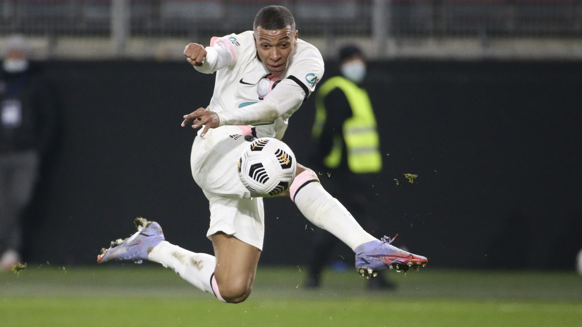VALENCIENNES, FRANCE - DECEMBER 19: Kylian Mbappe of PSG during the French Cup match between Entente Feignies-Aulnoye and Paris Saint-Germain (PSG) at Stade du Hainaut on December 19, 2021 in Valenciennes, France. (Photo by John Berry/Getty Images )