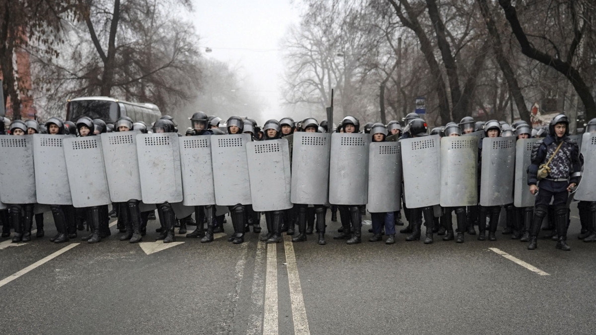 A tüntetők megfékezésére kivezényelt rohamrendőrök lezárnak egy úttestet Almatiban 2022. január 5-én. A kazahsztáni tiltakozások január 2-án kezdődtek Zsanaozen városban, miután az országban eltörölték a cseppfolyósított földgáz árplafonját, és emiatt jelentősen megemelkedett a benzin alternatívájaként használt autógáz (LPG) ára. A zavargások átterjedtek az ország több városára, köztük Almatira és vidéki településekre is. Kaszim-Zsomart Tokajev elnök menesztette kormányát, és két régióban rendkívüli állapotot hirdetett.