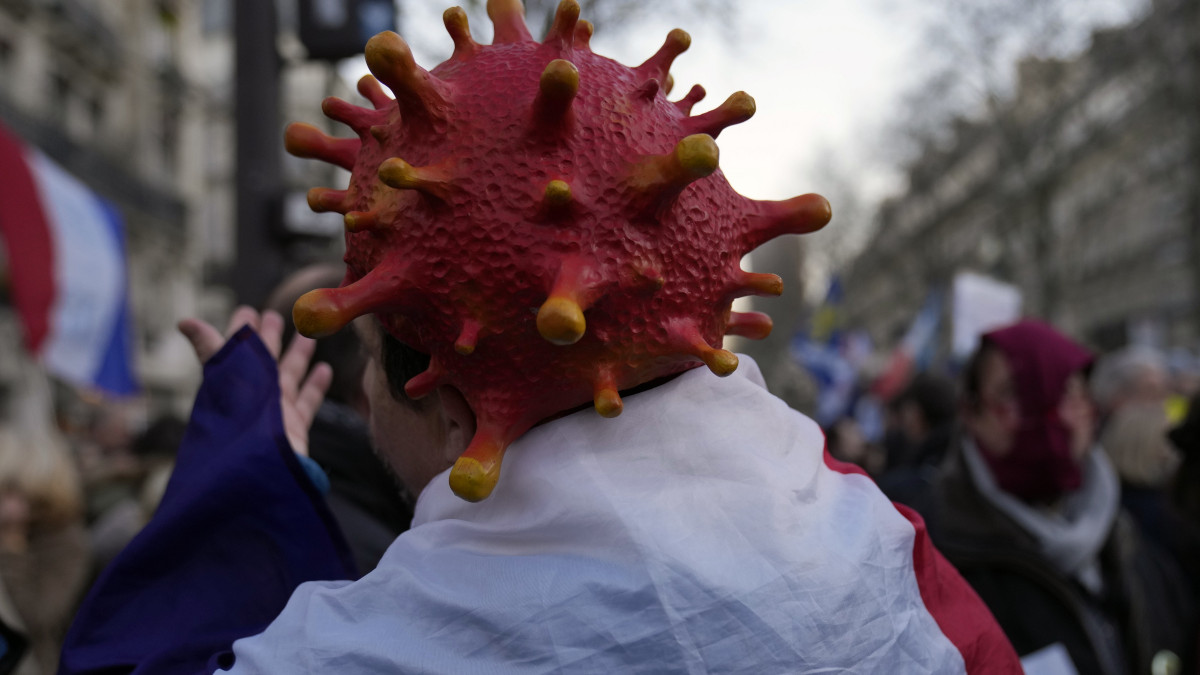 A koronavírus elleni oltás kötelezővé tétele és a védőoltás felvételét bizonyító igazolvány bevezetése, valamint a járványügyi korlátozások ellen tüntetnek Párizsban 2021. december 18-án. 
