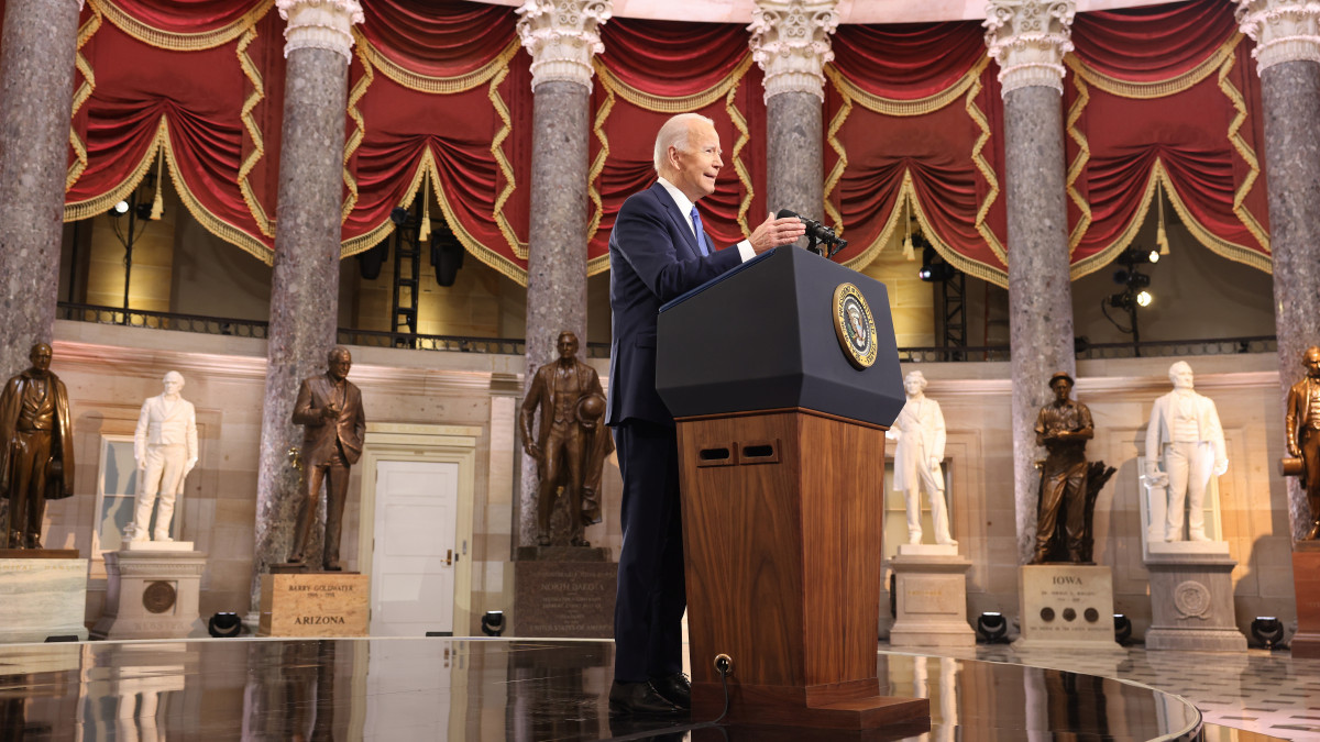 Joe Biden amerikai elnök beszédet mond az amerikai kongresszusi épületegyüttesnél tavaly lezajlott zavargások első évfordulóján az amerikai törvényhozás, a Capitolium szoborcsarnokában Washingtonban 2022. január 6-án.