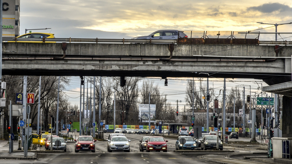 Budapest, 2022. január 1. A Népligeti felüljáró az Üllői út és a Könyves Kálmán körút találkozásánál. Sok más budapesti átkelőhöz, hídhoz hasonlóan a Népligeti felüljáró is több éve vár a felújításra. Állapota annyira leromlott, hogy január 1-től a 12 tonnánál nehezebb járművek nem is hajthatnak már fel rá, valamint az eddig itt közlekedő autóbuszok, így a reptéri a Deák Ferenc tér és a Budapest Liszt Ferenc Nemzetközi Repülőtér 2-es terminálja között közlekedő 100E jelzésű autóbuszjárat is a Népligeten keresztül halad. A személygépjárművek továbbra is biztonságosan használhatják a közlekedési létesítményt. MTVA/Bizományosi: Róka László