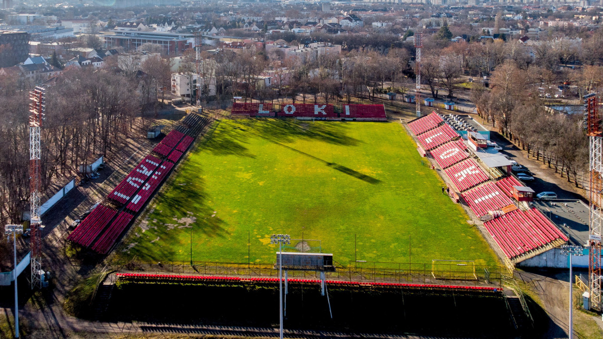 Drónnal készített képen a debreceni Oláh Gábor utcai volt labdarúgó-stadion 2022. január 7-én. A volt Loki-pálya helyén épülhet fel az új Természettudományi Múzeum.