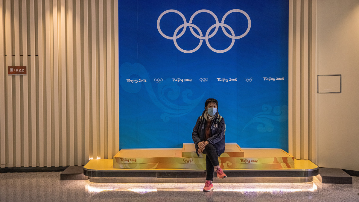Látogató a Pekingi Olimpiai Toronyban 2021. december 16-án. Peking február 4-20. között rendezi a 2022-es téli olimpiát.