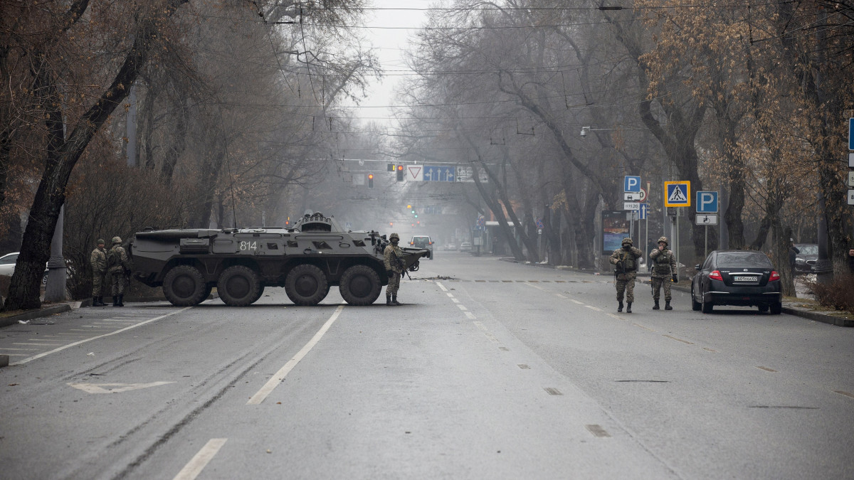 Őrködő kazah katonák Almatiban 2022. január 7-én. Kazahsztánban napok óta heves összecsapások zajlanak tüntetők és a biztonsági erők között, és ezeknek több tucatnyi halálos áldozata van. Az erőszakos tüntetők több középületet kifosztottak és felgyújtottak. A cseppfolyós földgáz árának emelkedése miatt kezdődött tiltakozások országos rezsimellenes tömegmegmozdulássá szélesedtek. Kaszim-Zsomart Tokajev kazah elnök arra utasította a rendvédelmi szerveket és a hadsereget, hogy figyelmeztetés nélkül nyissanak tüzet.