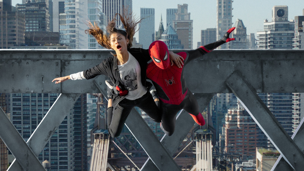 MJ (Zendaya) and Spider-Man jump off the bridge iin Columbia Pictures SPIDER-MAN: NO WAY HOME.