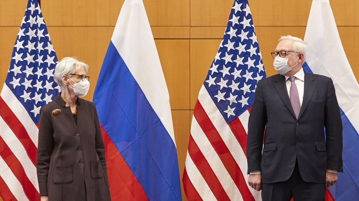 Wendy Sherman amerikai (b) és Szergej Rjabkov orosz külügyminiszter-helyettes a megbeszélésük kezdetén Genfben 2022. január 10-én. Az Egyesült Államok és Oroszország képviselői az orosz-ukrán határon kialakult feszültség csökkentése érdekében ülnek tárgyalóasztalhoz.
