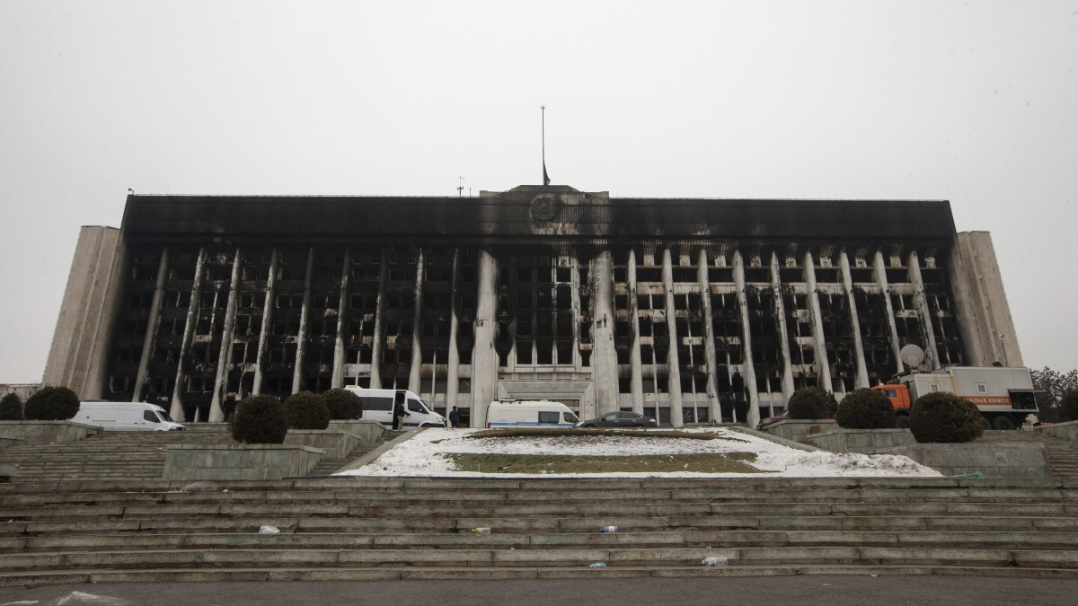 A városháza kiégett épülete Almati főterén 2022. január 10-én. Meg nem erősített értesülések szerint több mint 150 ember életét vesztette az előző napokban, amikor heves összecsapások zajlottak tüntetők és a biztonsági erők között, mert a cseppfolyós földgáz árának emelkedése miatt kezdődött tiltakozások országos rezsimellenes tömegmegmozdulássá szélesedtek. A kazah nemzetbiztonsági bizottság közölte, hogy a helyzet stabilizálódott a közép-ázsiai országban.