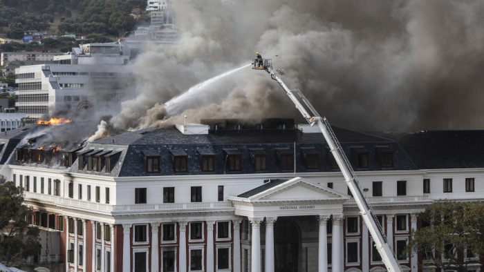 Tovább súlyosbodott a dél-afrikai parlament felgyújtójának ügye