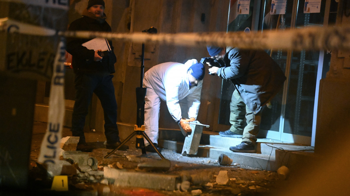 Rendőrök helyszínelnek egy társasház előtt a főváros XIII. kerületében, a Váci úton 2022. január 12-én hajnalban. Az épület egyik harmadik emeleti erkélyének korlátja kiszakadt, egy nő a járdára zuhant és a helyszínen meghalt.