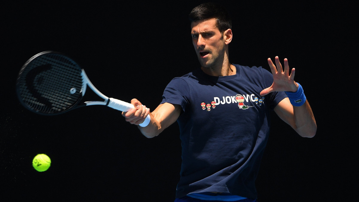 A kilencszeres győztes, címvédő szerb Novak Djokovic az ausztrál nemzetközi teniszbajnokságra edz a melbourne-i Rod Laver Teniszstadionban 2022. január 12-én.