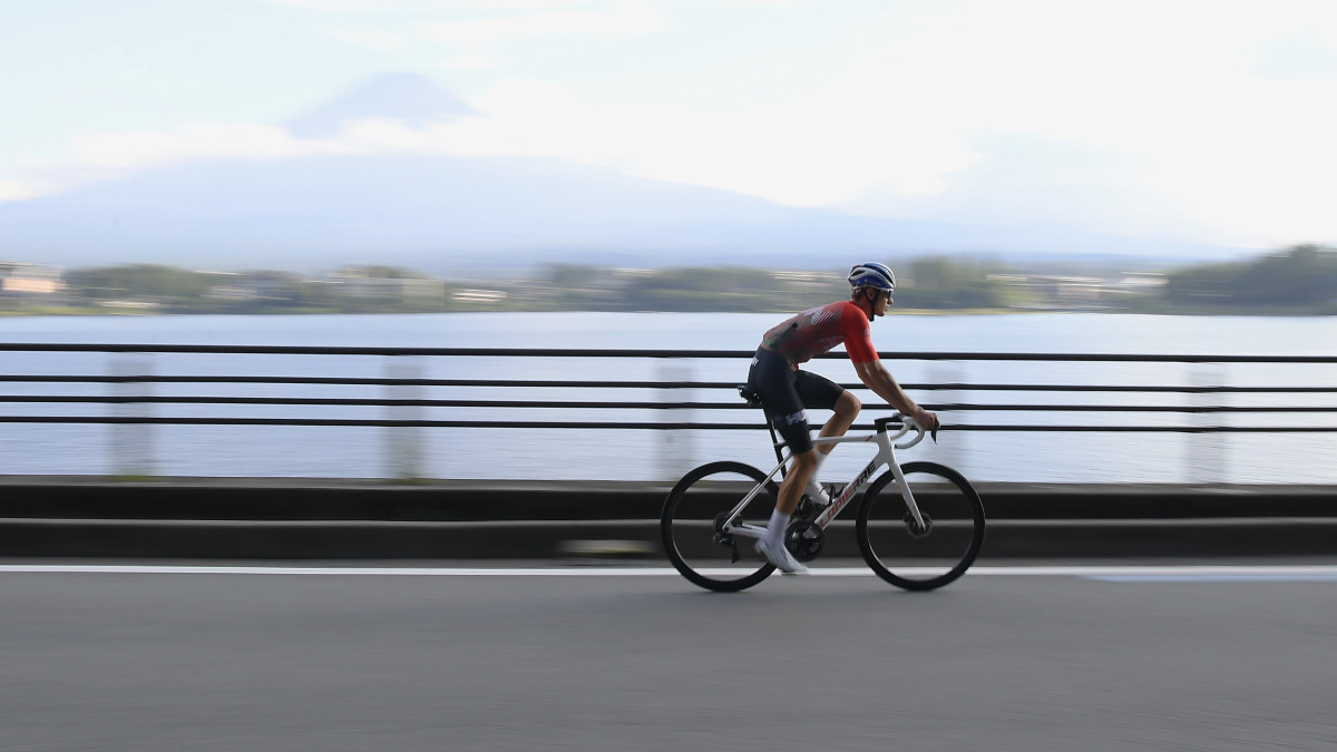 Valter Attila kerékpárversenyző edz a Fuji-tó mellett, háttérben a Fuji hegy Kawaguchikoban, 2021. július 19-én.