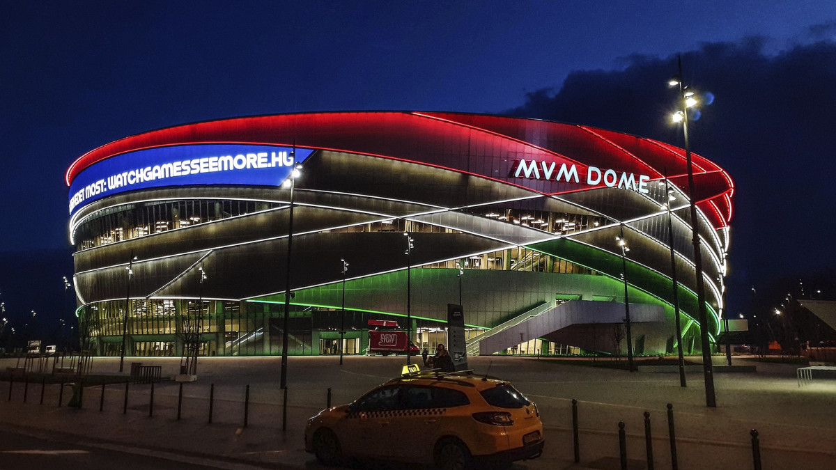 Az MVM DOME nevet kapta a Budapest-Népliget autóbusz-pályaudvar szomszédságában felépült Budapesti Multifunkcionális Sport- és Rendezvénycsarnok. A létesítmény lesz a helyszíne a 2022-es férfi kézilabda Európa-bajnokságnak. Az aréna a Beruházási, Műszaki Fejlesztési, Sportüzemeltetési és Közbeszerzési Zrt. (BMSK Zrt.) beruházásában és a fővállalkozó Market Építő Zrt. tervezésében és kivitelezésében épült fel. MTVA/Bizományosi: Róka László  *************************** Kedves Felhasználó!