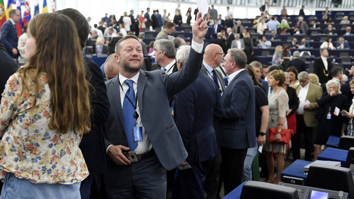 Ujhelyi István, a Magyar Szocialista Párt képviselője sorban áll az Európai Bizottság élére jelölt Ursula von der Leyen német kereszténydemokrata politikus megválasztásáról szóló szavazáson az Európai Parlament (EP) plenáris ülésén Strasbourgban 2019. július 16-án.
