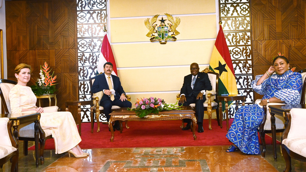 Nana Akufo-Addo ghánai elnök (j2) és felesége, Rebecca Akufo-Addo (j) fogadja hivatalos látogatásán Áder János köztársasági elnököt és feleségét, Herczegh Anitát az accrai elnöki palotában, a Jubilee House-ban 2022. január 13-án.