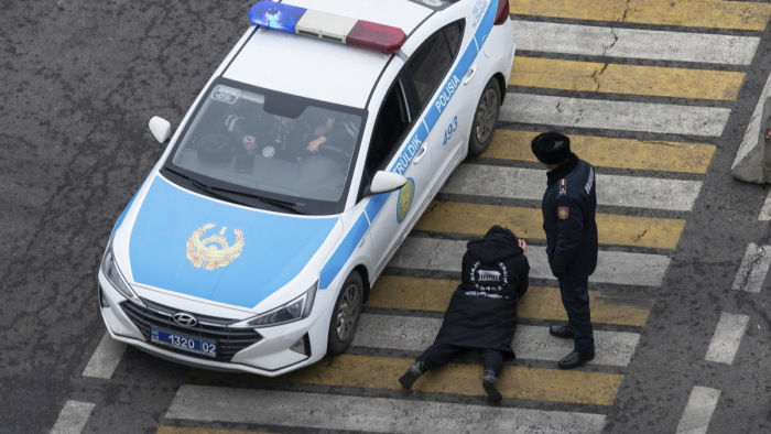 Kazah hétköznapok – Mobilokat ellenőriznek lefizethető rendőrök