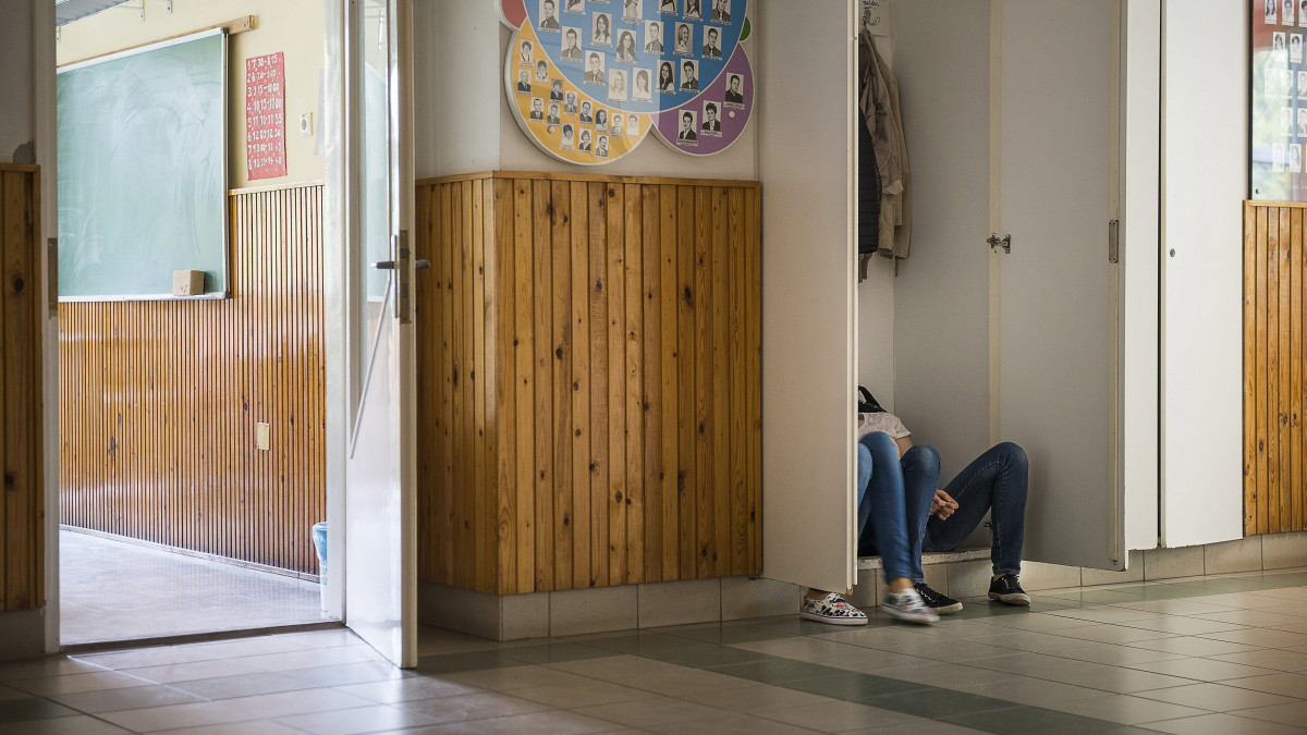 Diákok beszélgetnek egy folyosói szekrényben ülve a nyíregyházi Krúdy Gyula Gimnázium folyosóján a pedagógusok egész napos, országos sztrájkjának napján, 2016. április 20-án.