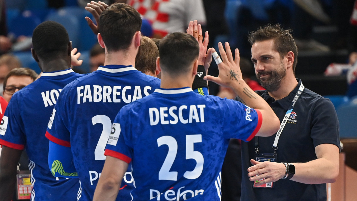 A francia válogatott játékosai, miután 27-22-re győztek a magyar-szlovák közös rendezésű férfi kézilabda Európa-bajnokság C csoportjában Horvátország ellen játszott mérkőzésen a szegedi Pick Arénában 2022. január 13-án.